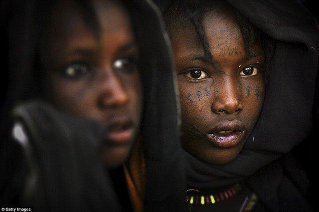 Bu kabilenin kadınları; tıpkı göçebe Tuareg kabilesi gibi, evlenmeden önce istedikleri kadar erkekle cinsel ilişki kurabiliyor ve sonra da birden fazla eş ile evlenebiliyorlar.