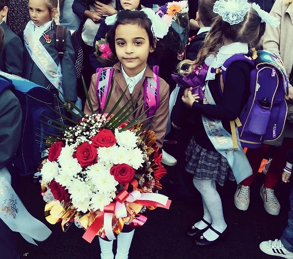 3. Александр Бердников из группы «Корни» проводил на торжественную линейку в первый класс свою дочь Милану