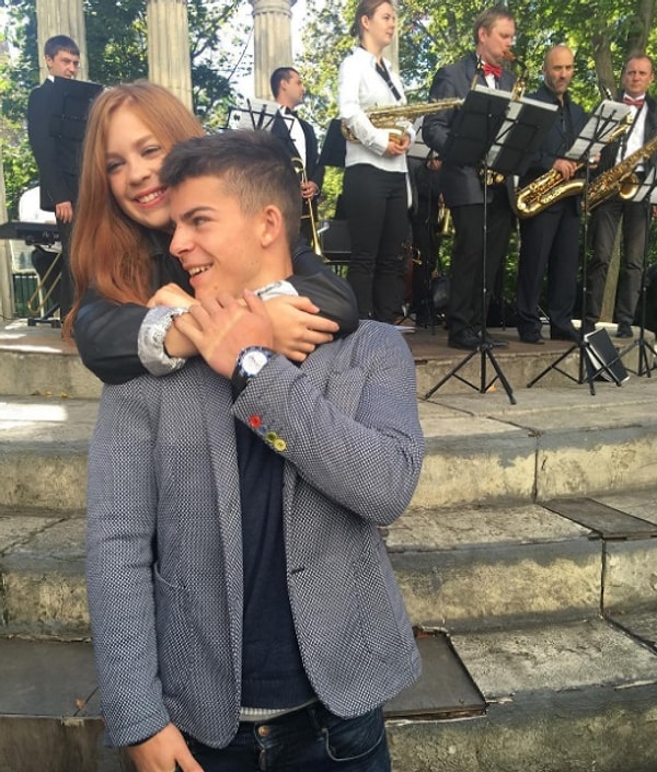 9. Марианна Газманова пришла на линейку вместе с Филиппом и мамой Мариной. В день знаний в их школе звучал джаз