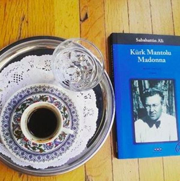 15. Son olarak pazar günleri kocişko maç izlerken köşede kahve içip okumak için bir adet "Kürk Mantolu Madonna" kitabı