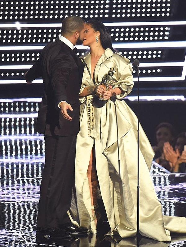 O gün çok da şanslı sayılmayan Drake, Rihanna’yı öpmeye çalışmış ama o bu öpücüğü çaktırmadan bir sarılmaya çevirmişti.