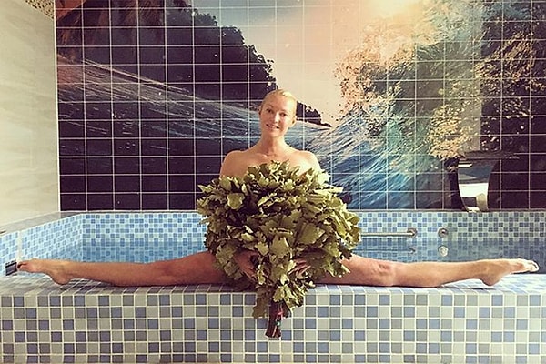 6. С веничками и, конечно, ее легендарными шпагатами.