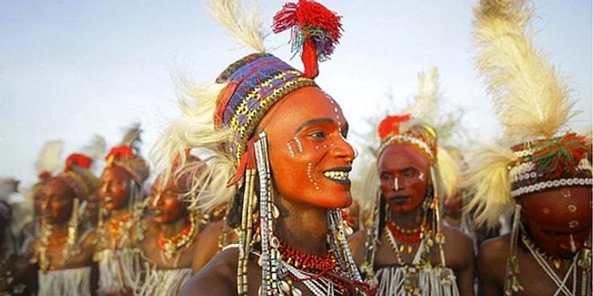 Wodaabe Kabilesi'nde Erkeklerin Makyaj Yapıp Birbiriyle Yarıştığı ve Kadın Eş Çalabildiği Festival