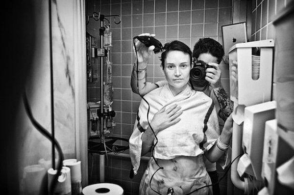 2. Fotoğrafçı Angelo Merendino, eşi Jen'i kanser tedavisi sonrası tıraş ediyor