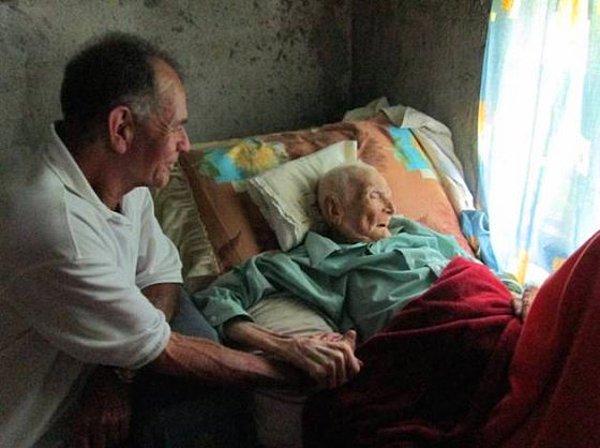8. 103 yaşında bir adam son dakikalarını oğluyla geçirirken