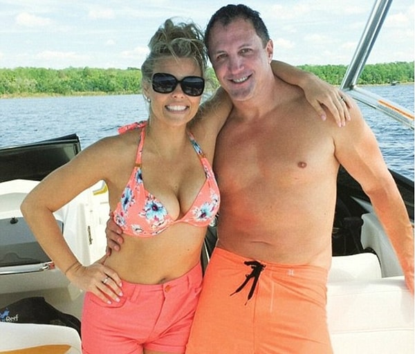 Девушка, в свою очередь, подала на Митчелла в суд, обвинив его в домашнем насилии.