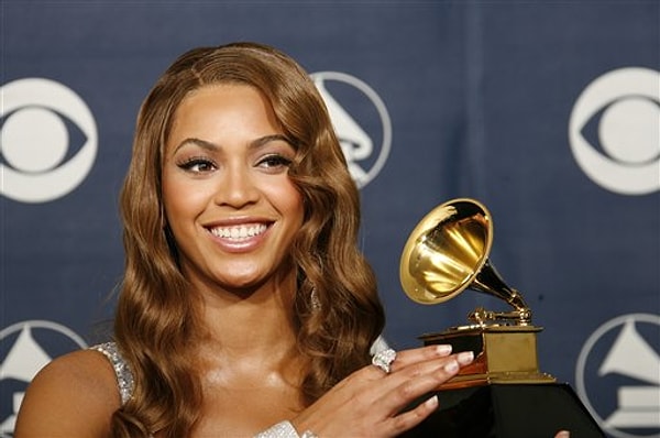 7. Bir gecede altı Grammy ödülü kazanan ilk kadın şarkıcı da Beyonce oldu.