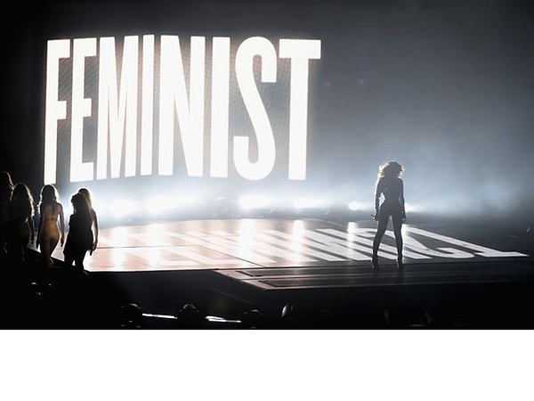 12. Çoğunlukla entelektüel camianın dışına çıkmakta zorlanan feminizm akımını, sahnede koskoca "Feminist" yazısının önünde yer alarak pop kültüre taşıdı.