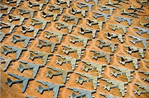 1. Tucson, Arizona'da eski bir askeri ekipman ve uçak mezarlığı.