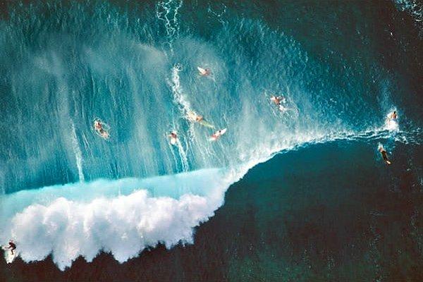 5. Oahu, Hawaii'de dalgaların arasındaki sörfçüler.
