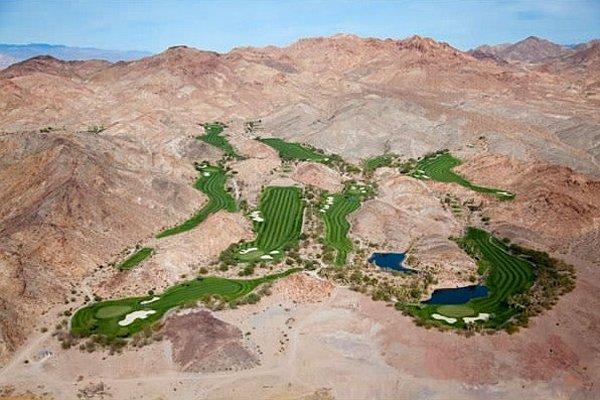 7. Las Vegas, Nevada'nın kurak Desert Hills'inde golf sahasına çevrilmiş bir vaha.