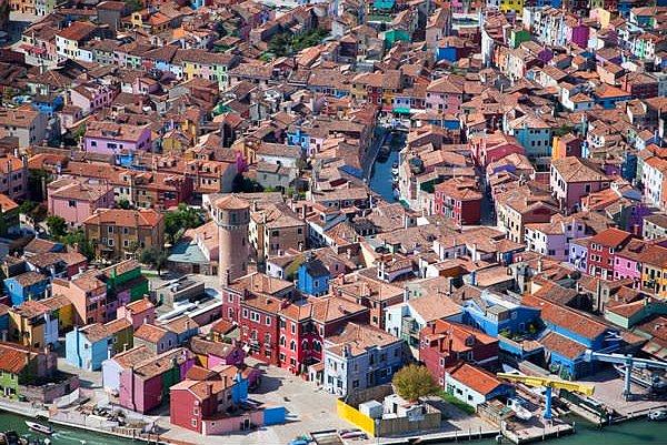 18. Burano, İtalya'da parlakça boyanmış evler.