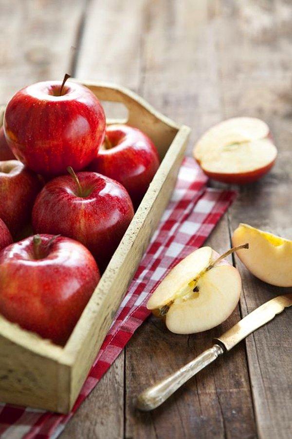 10. Elma, içeriklerindeki bazı maddelerle tükürük akışını uyararak, ağızdaki asit miktarını azaltarak temizliğe yardımcı olur ve dişin yapısını güçlendirir.
