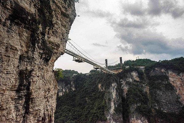 Çinli yetkililer, köprü için günde sekiz bin ziyaretçiye izin verileceğini açıklamıştı