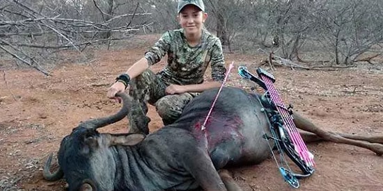 Öldürdüğü Hayvanlarla Çektirdiği Fotoğrafların Ardından Ölüm Tehditleri Alan Genç Kız