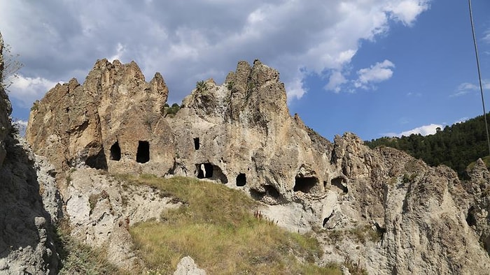 Erzurum'da Kayalıklardaki Manastır Turizme Kazandırılmayı Bekliyor