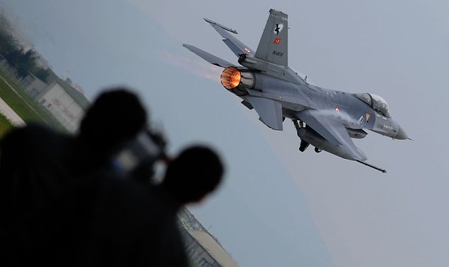 Bunun üzerine Balıkesir'den kalkan iki F-16 uçağı helikopteri teşhis etmek için bölgeye gönderilmişti