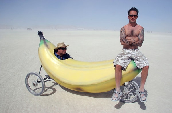 9. На Burning Man всегда ездят сотни «мутированных» машин самого невероятного облика.