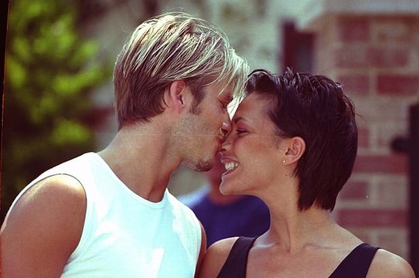 "Он попросит твой номер телефона, и ты быстро нацарапаешь его ручкой на своем обратном билете из Манчестера в Лондон"