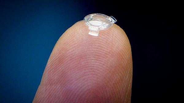 18. British Columbia Üniversitesi'nden Dr. Garth Webb, insan gözüne nakli yalnızca sekiz dakikada gerçekleştirilebilen biyonik bir lens icat etti.