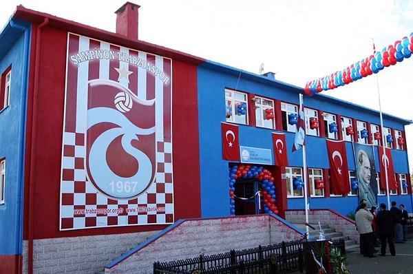 1. Trabzon'un Karlık köyünden bordo-mavi bir okul