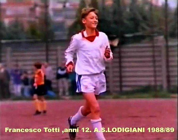 "27 yıl önce, Roma’daki apartman dairemizin kapısı çalındı. Annem Fiorella kapıya cevap vermek için kalktı. Kapının diğer tarafında kimin olduğu futbol kariyerimi tanımlayabilirdi."