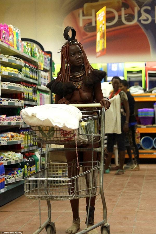 İsveçli fotoğrafçı Bjorn Persson, Namibya'da bir süper marketten alışveriş yaparken, kabile üyesi bir kadınla karşılaşınca oldukça şaşırdı.