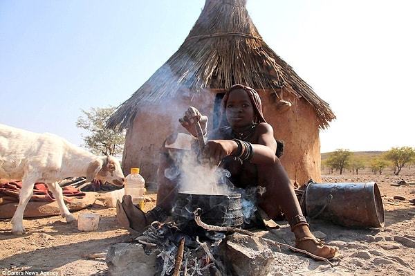 Afrika'da kabile yaşamı oldukça azalmış durumda, olanlar da genelde turistlerin ilgisini çekmek için minik bir mizansen şeklinde geleneksel kıyafetlerini giyip, ritüellerini gösteriyorlar.