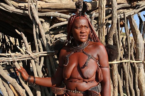 Yani Himba kabilesinin insanları oldukları gibi şehirde geziyorlar ve kimse dönüp bakmıyor.