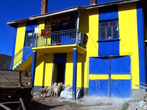 7. Bu da Konya'nın Karaali köyünde yaşayan bir Fenerbahçelinin evi