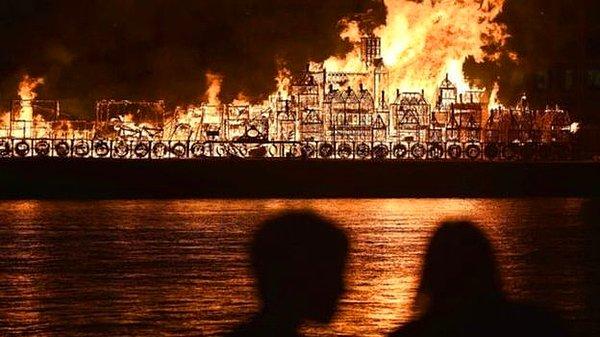 Londra'nın dev ahşap maketini yakma etkinliği Büyük Yangını anmak için düzenlenen festival kapsamında yapıldı
