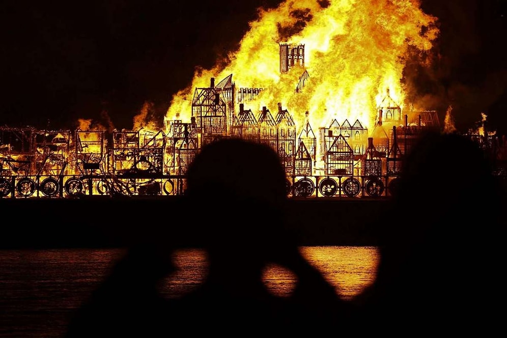 'Büyük Londra Yangını' Anması İçin Dev Londra Maketi Ateşe Verildi