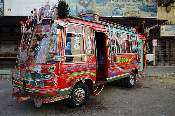6. Pakistan'ın süslü mü süslü otobüs ve kamyonları