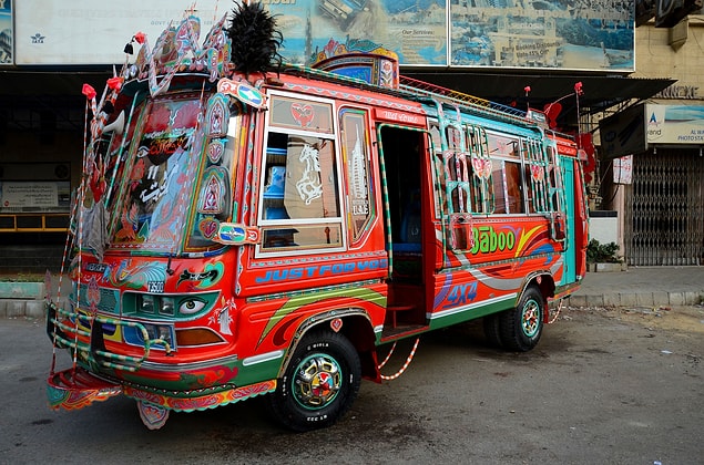 6. Pakistan'ın süslü mü süslü otobüs ve kamyonları