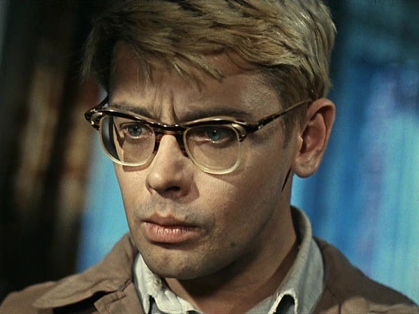 Все называют тебя простаком (простушкой)