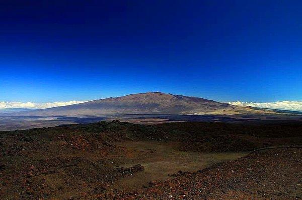 6. Deniz seviyesine göre yüksekliği düşünüldüğüne, gezegenimizdeki en yüksek dağ Everest'tir. Ancak yalnızca kendi uzunluğu göz önünde bulundurulursa, dünyanın en büyük dağı, Hawaii'de bulunan Mauna Kea dağıdır.