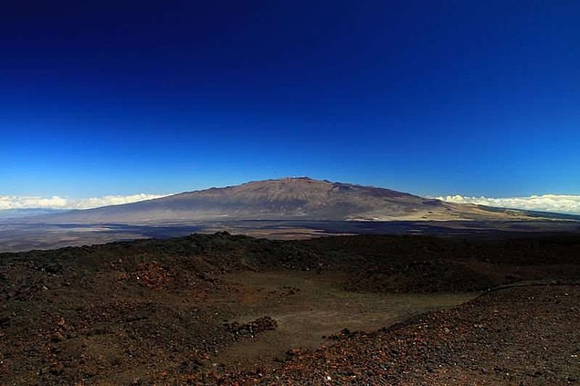 6. Deniz seviyesine göre yüksekliği düşünüldüğüne, gezegenimizdeki en yüksek dağ Everest'tir. Ancak yalnızca kendi uzunluğu göz önünde bulundurulursa, dünyanın en büyük dağı, Hawaii'de bulunan Mauna Kea dağıdır.