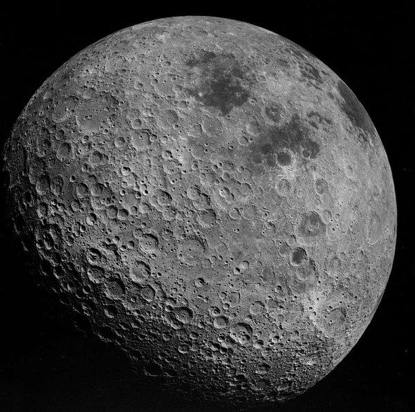 8. Ay'ın karanlık yüzü sanıldığı gibi hep karanlık değildir. Bu yüz de bizim gördüğümüz diğer yüzü gibi Ay'ın safhalarını geçirmektedir.