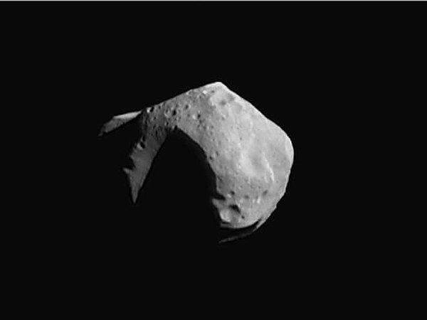 12. Asteroid Kuşağı sanıldığı gibi tehlikeli bir bölge değildir. Aslında bu alan oldukça tenha bir noktadır. Eğer bu bölgede yer alan tüm asteroidleri bir araya toplasaydık, oluşturacakları kütle Ay'ın kütlesinin yalnızca %4'üne denk olurdu.