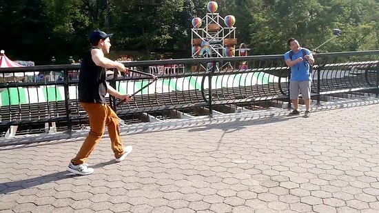 Парень из Нью-Йорка портит селфи-палки туристов