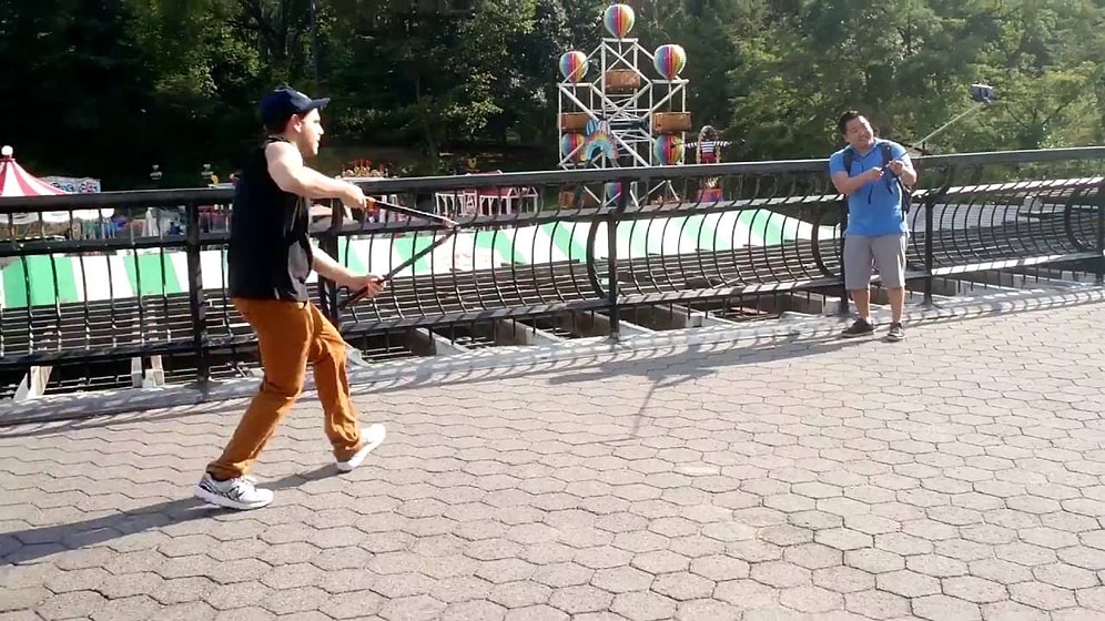 Парень из Нью-Йорка портит селфи-палки туристов