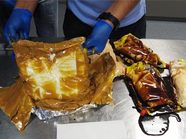İspanya'dan Amerika'ya seyahat eden bir anne ve kızı New York Havaalanı'nda salata sosu paketleri içinde sıvı kokain ile yakalanmıştı.