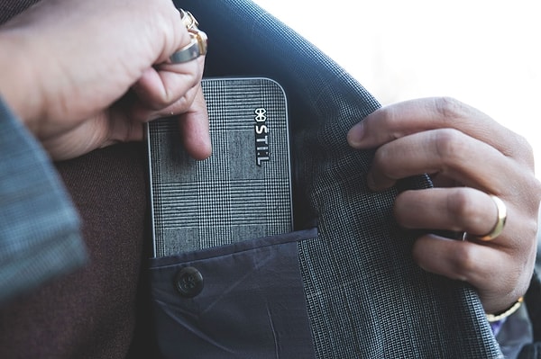 Простенький чехол серого цвета, который подойдет к любому луку