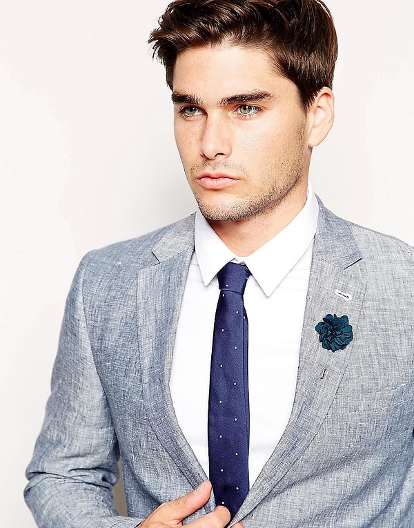 2. Цветок на лацкане