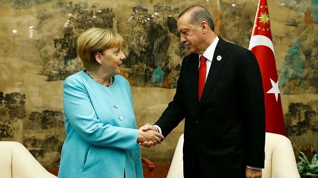 'Merkel mülteci sorununa daha olumlu yaklaşıyor'