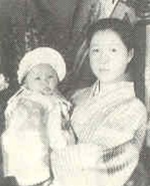 Japon asker Hajimi Fuji, kamikaze için gönüllü olunca, bir karısı ve iki çocuğu olduğu için reddedilmiş. Karısı da kocasını onurlandırmak için, iki çocuğunu ve kendini boğarak öldürmüş. Bunun üzerine Fuji, 28 Mayıs 1945'te bir hava saldırısı esnasında kamikazeyi gerçekleştirmiş.