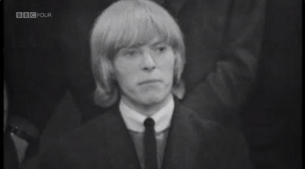 9. David Bowie ilk olarak 1964'te, 17 yaşındayken televizyona çıkmış. Ama müzisyen olarak değil, kurucusu olduğu 'Uzun Saçlı Erkeklere Yönelik Şiddeti Engelleme Platformu'nu tanıtmak için!