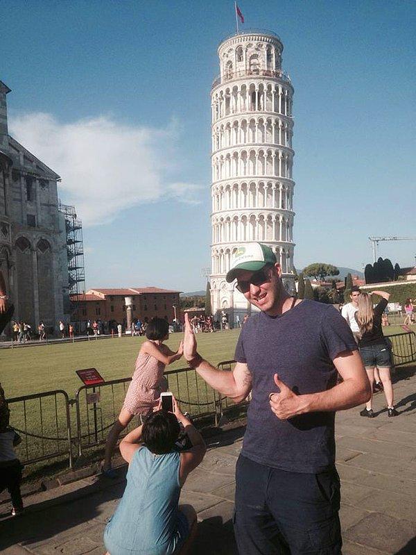 "Turistler Pisa Kulesi'nden daha iyi bir arka plan oluşturduğunda..." diye bu fotoğrafları yayınladı. 😎