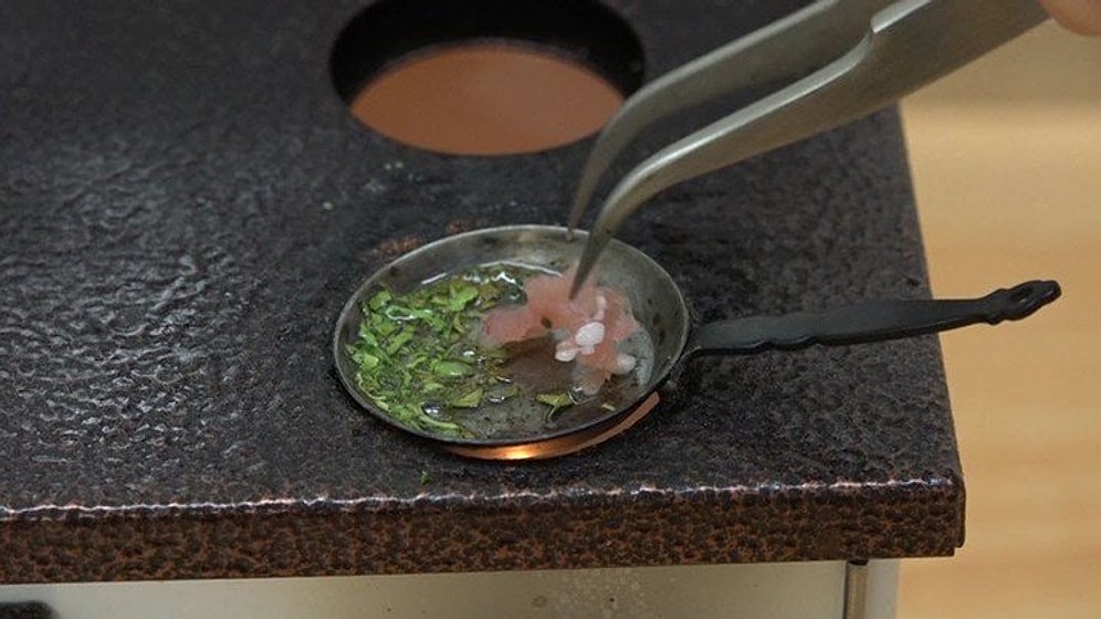 Terapi Etkili Minyatür Malzemelerle Et Pişiren Japon Aşçı