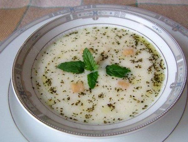 6. Yoğurt çorbasının içine dilerseniz incik eti doğrayarak kalbe giden yolu kolaylıkla bulabilirsiniz.